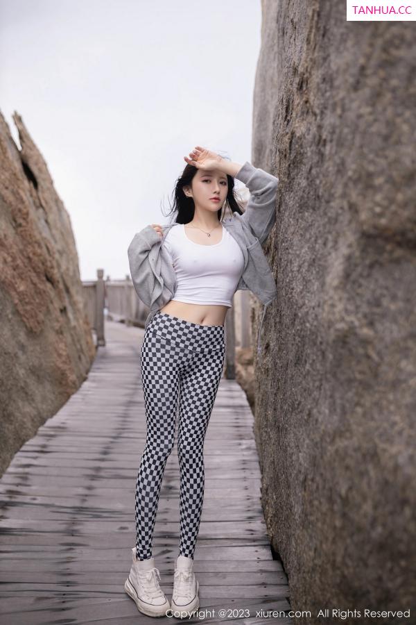 鱼子酱fish  [XiuRen]高清写真图 2023.04.07 No.6541 鱼子酱Fish 车拍美腿第2张图片